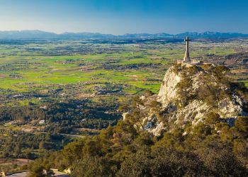 Der Puig de Sant Salvador an der Ostküste Mallorcas Der Puig de Sant Salvador an der Ostküste Mallorcas
